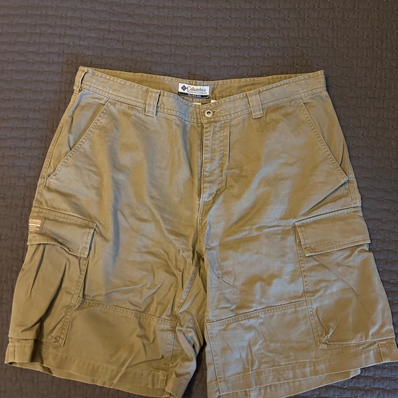 Columbia Other - Columbia Men's Greenish Gray Cargo Shorts. Sz 36